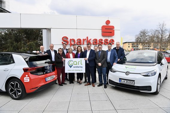 Pressefoto Sparkasse Regensburg mit Carsharing-Autos