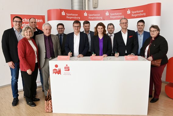 Pressefoto Sparkasse Regensburg mit Carsharing-Bürgermeistern und Landrätin
